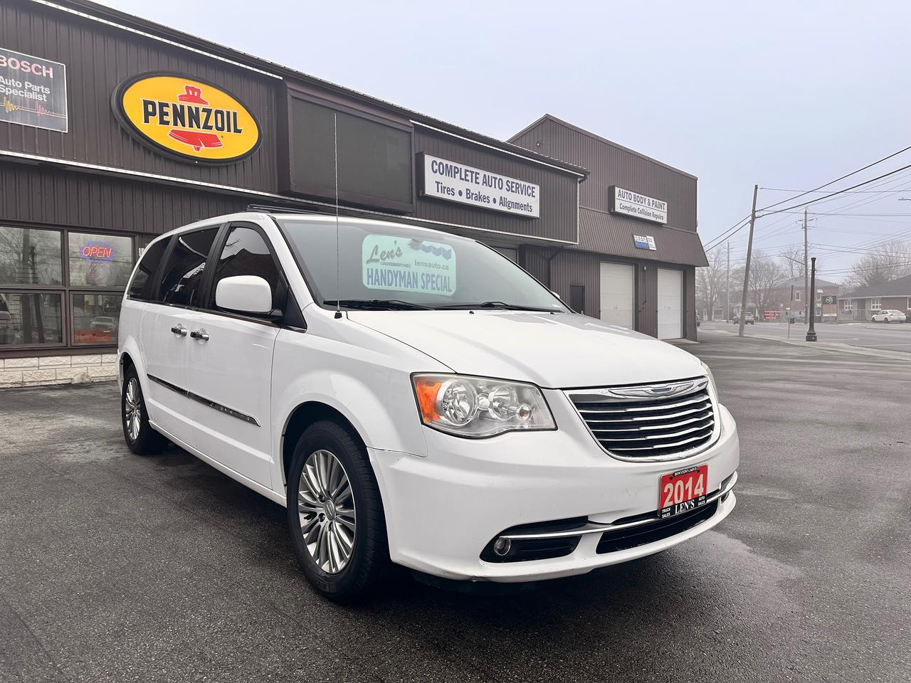 2014 Chrysler Town & Country PREMIUM CHRYSTLER VAN, DVD, WARRANTY AVAB! Photo4