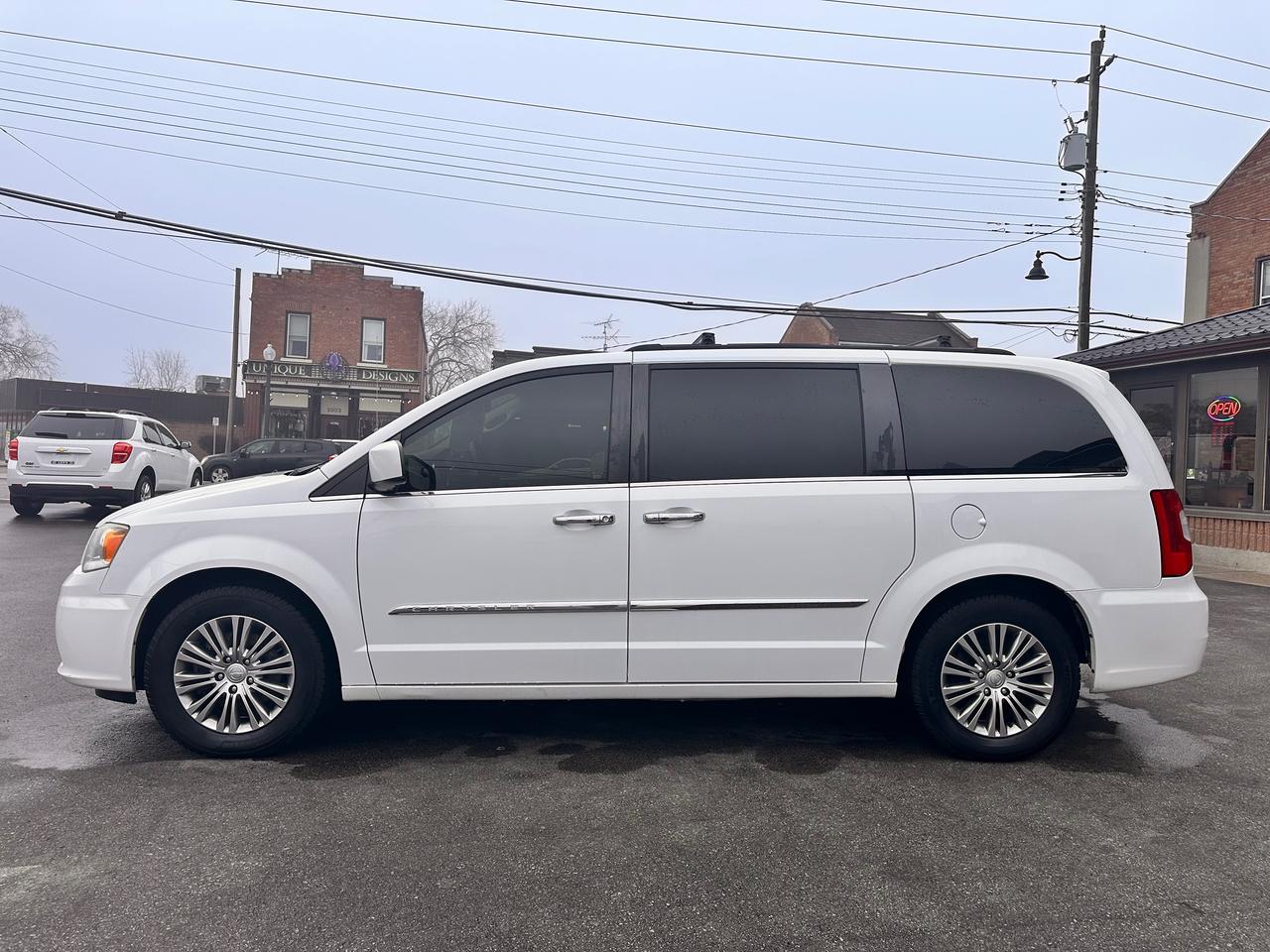 2014 Chrysler Town & Country PREMIUM CHRYSTLER VAN, DVD, WARRANTY AVAB! Photo