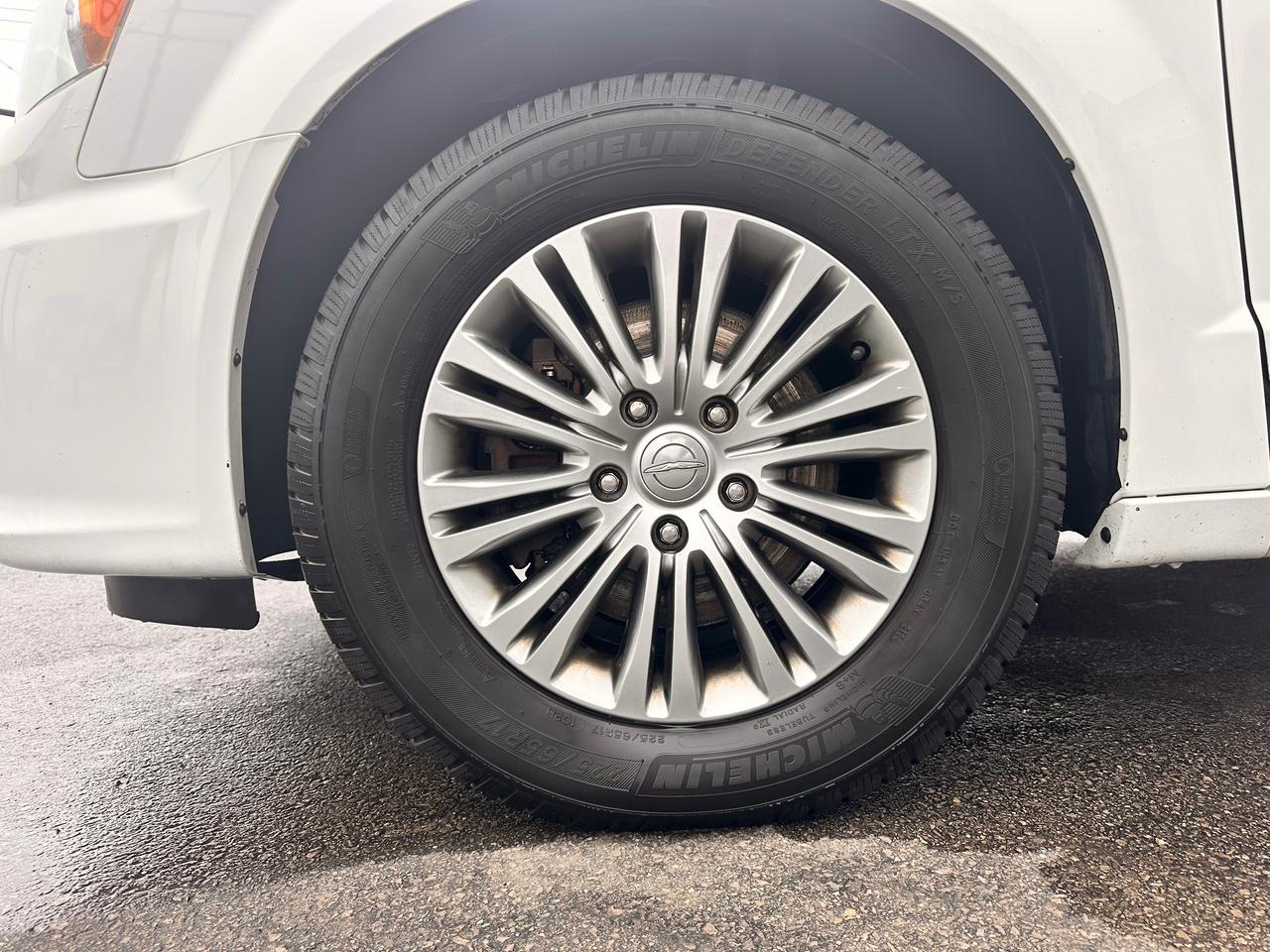 2014 Chrysler Town & Country PREMIUM CHRYSTLER VAN, DVD, WARRANTY AVAB! Photo