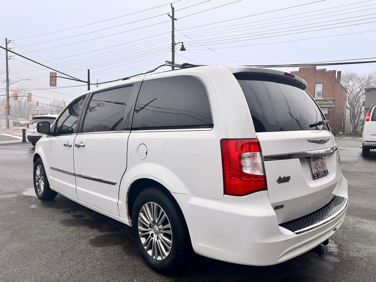 2014 Chrysler Town & Country PREMIUM CHRYSTLER VAN, DVD, WARRANTY AVAB! Photo