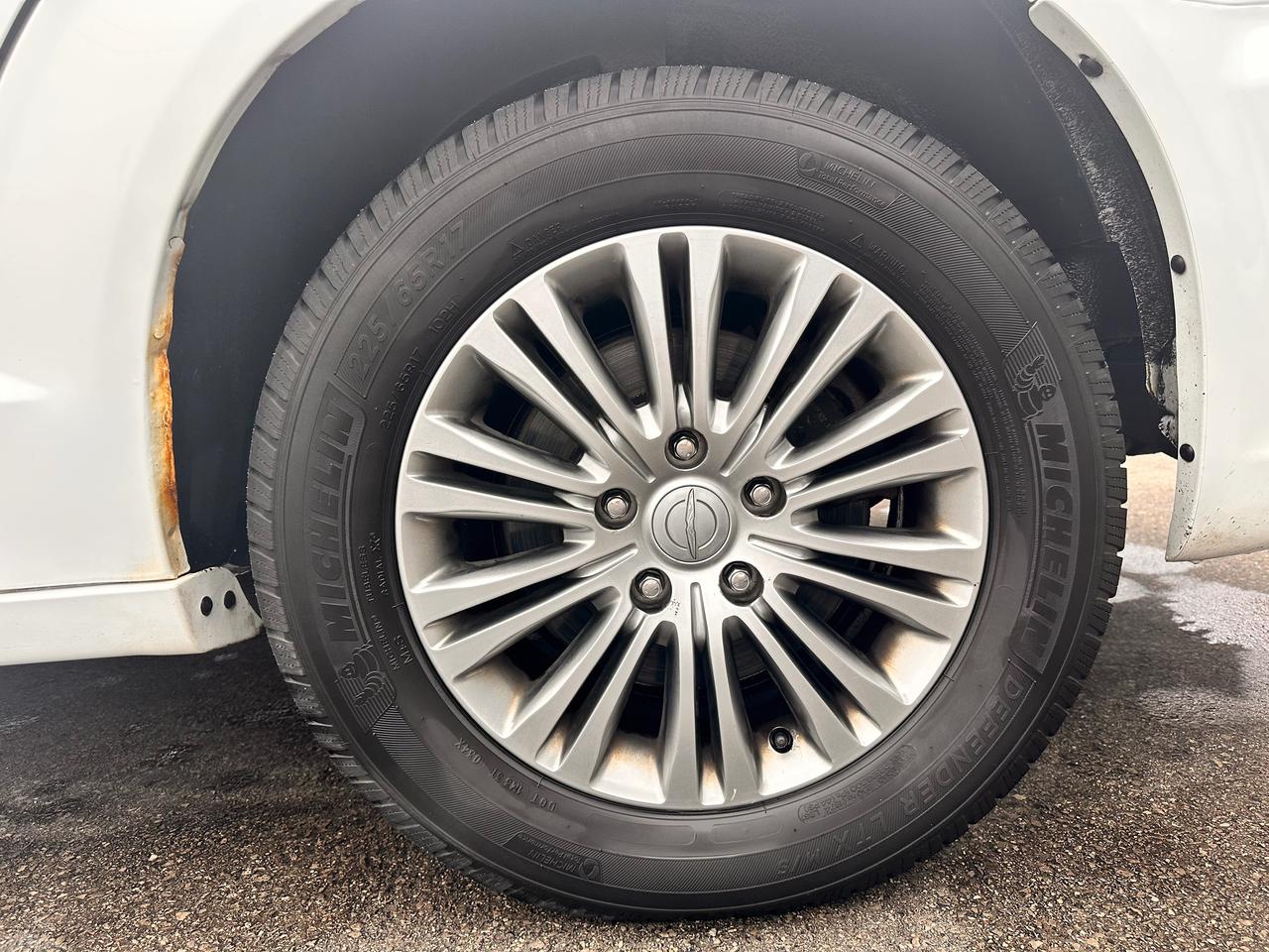 2014 Chrysler Town & Country PREMIUM CHRYSTLER VAN, DVD, WARRANTY AVAB! Photo