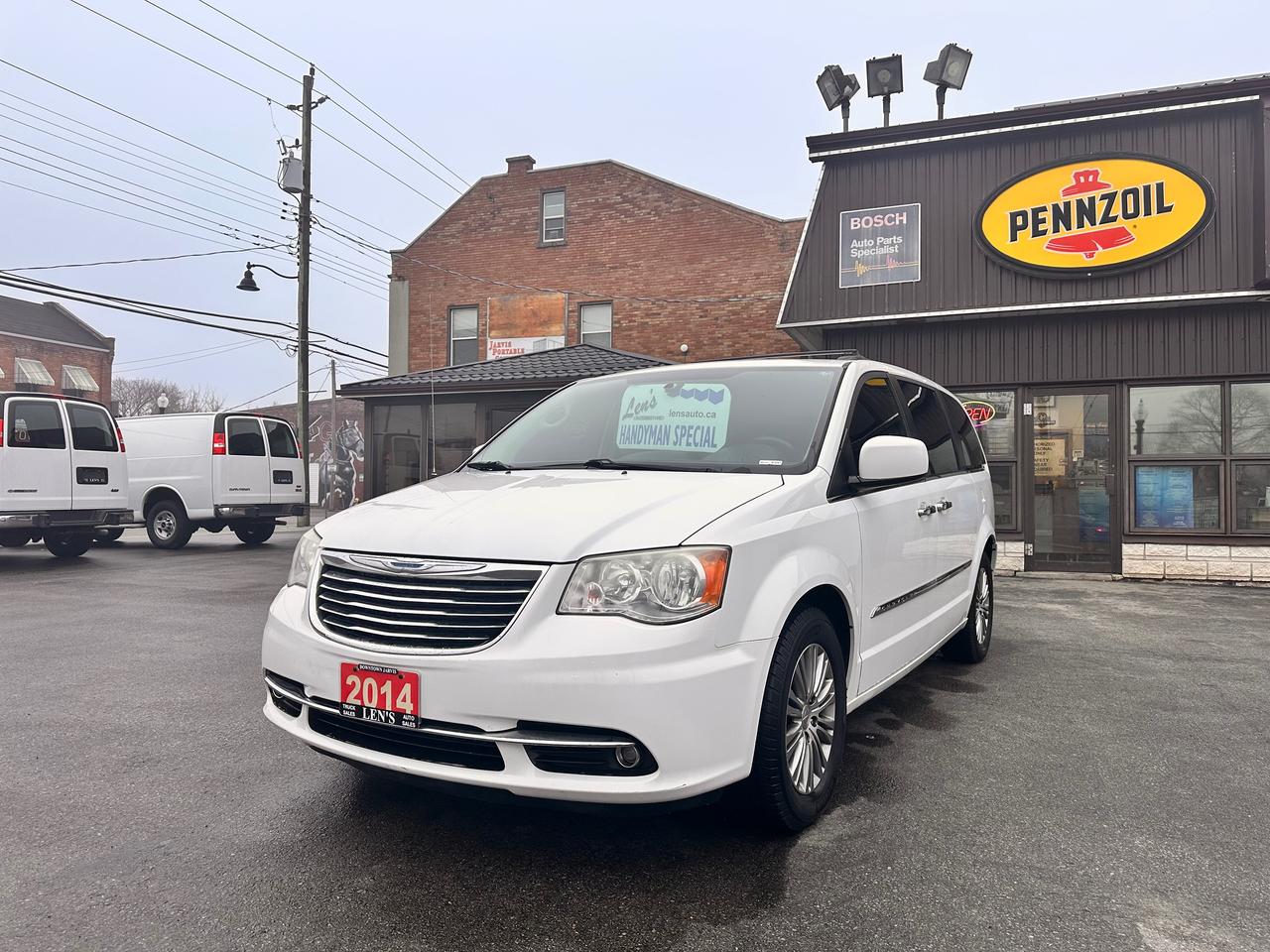 2014 Chrysler Town & Country PREMIUM CHRYSTLER VAN, DVD, WARRANTY AVAB! Photo3