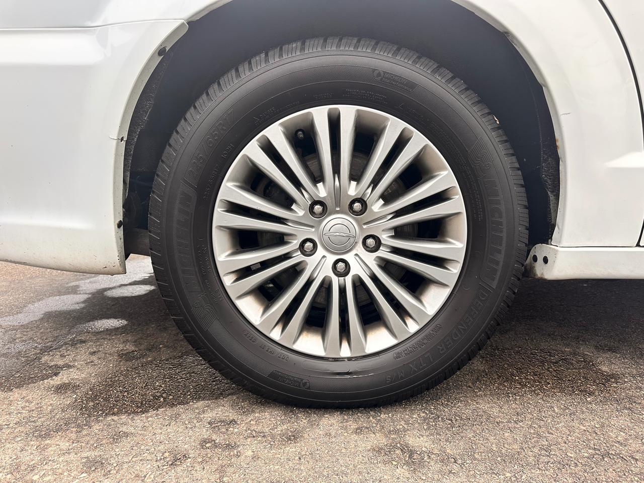 2014 Chrysler Town & Country PREMIUM CHRYSTLER VAN, DVD, WARRANTY AVAB! Photo