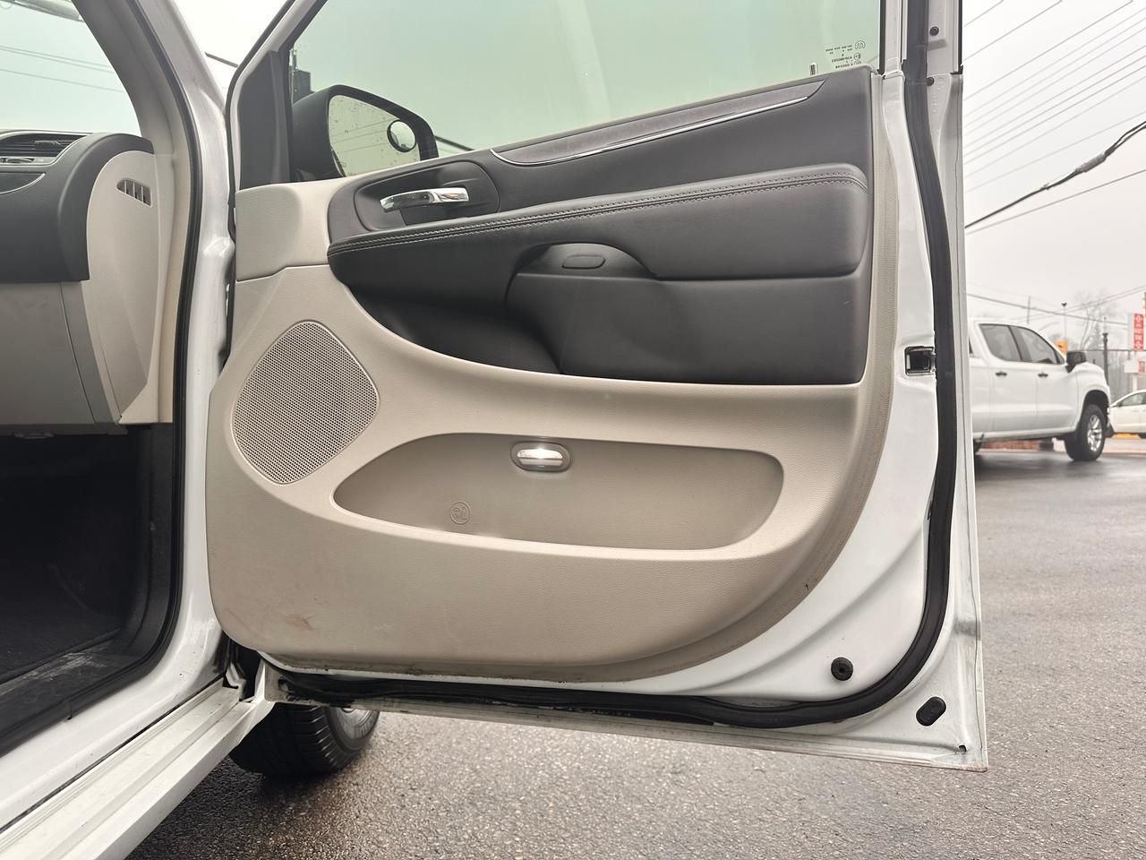 2014 Chrysler Town & Country PREMIUM CHRYSTLER VAN, DVD, WARRANTY AVAB! Photo