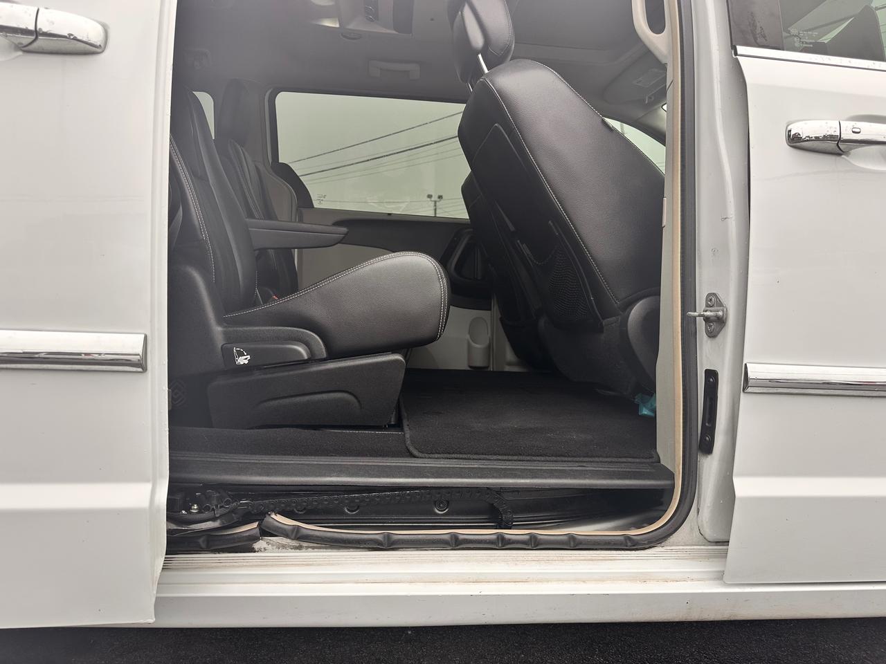 2014 Chrysler Town & Country PREMIUM CHRYSTLER VAN, DVD, WARRANTY AVAB! Photo