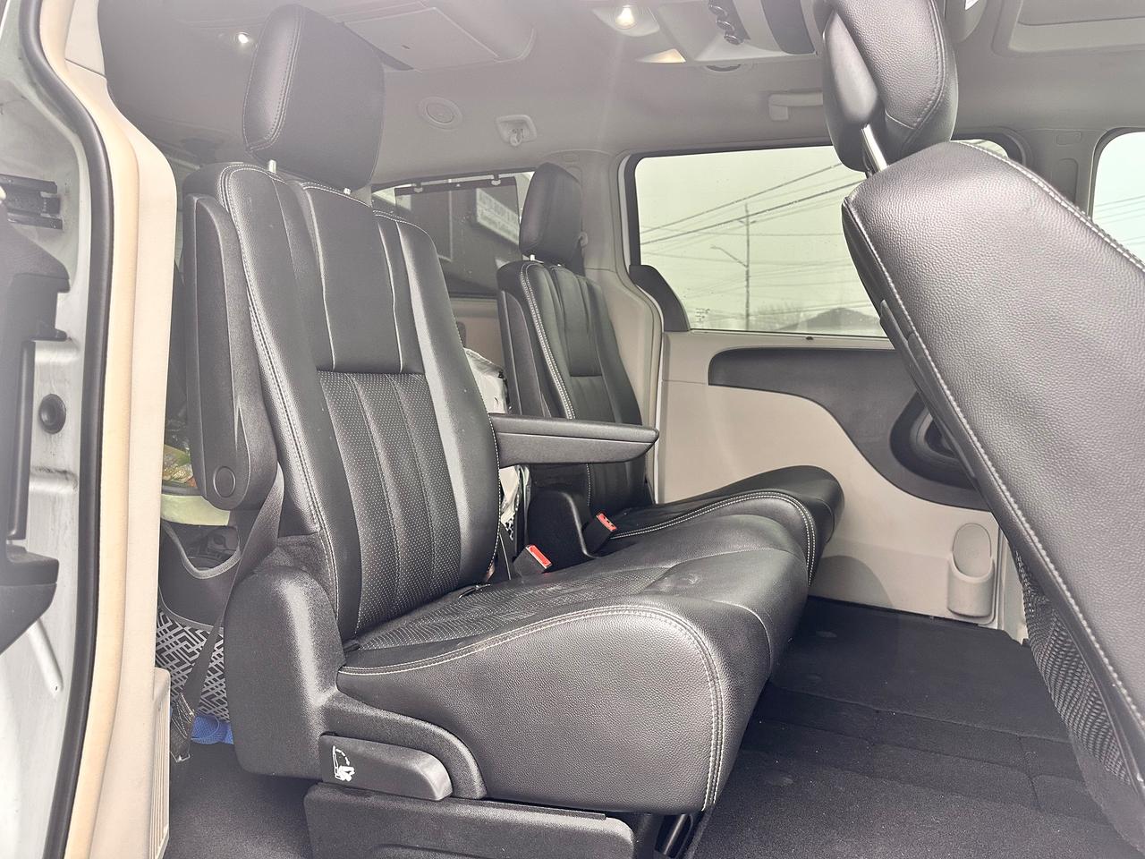 2014 Chrysler Town & Country PREMIUM CHRYSTLER VAN, DVD, WARRANTY AVAB! Photo