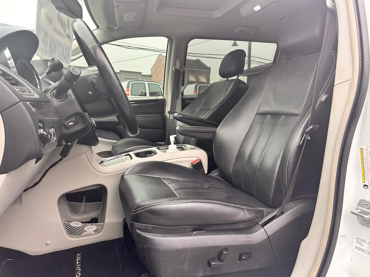 2014 Chrysler Town & Country PREMIUM CHRYSTLER VAN, DVD, WARRANTY AVAB! Photo