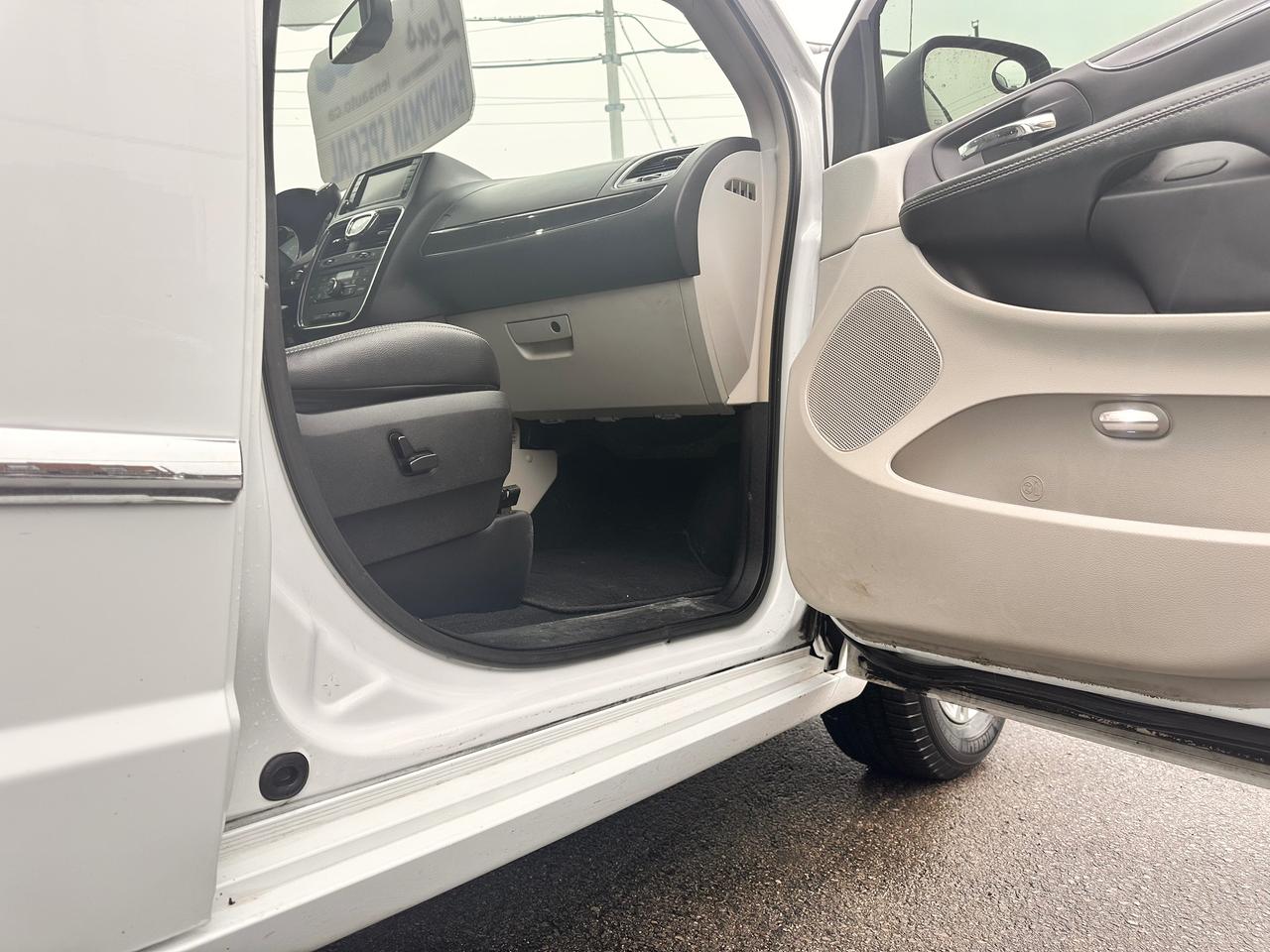 2014 Chrysler Town & Country PREMIUM CHRYSTLER VAN, DVD, WARRANTY AVAB! Photo