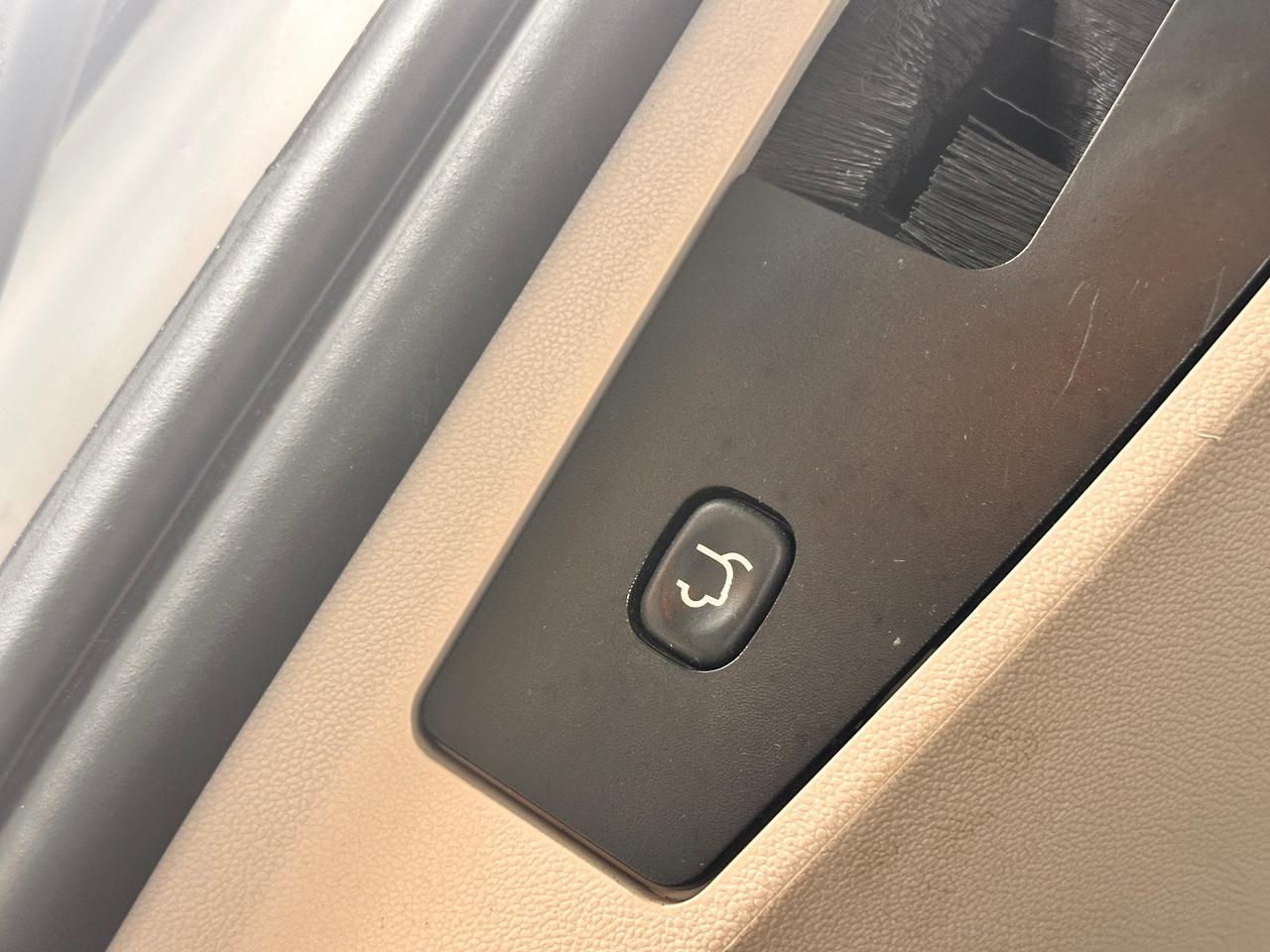 2014 Chrysler Town & Country PREMIUM CHRYSTLER VAN, DVD, WARRANTY AVAB! Photo