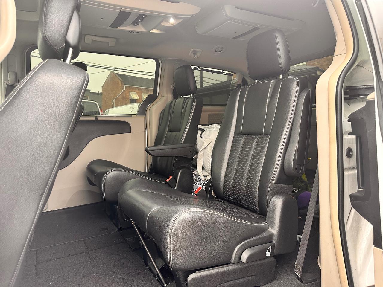 2014 Chrysler Town & Country PREMIUM CHRYSTLER VAN, DVD, WARRANTY AVAB! Photo