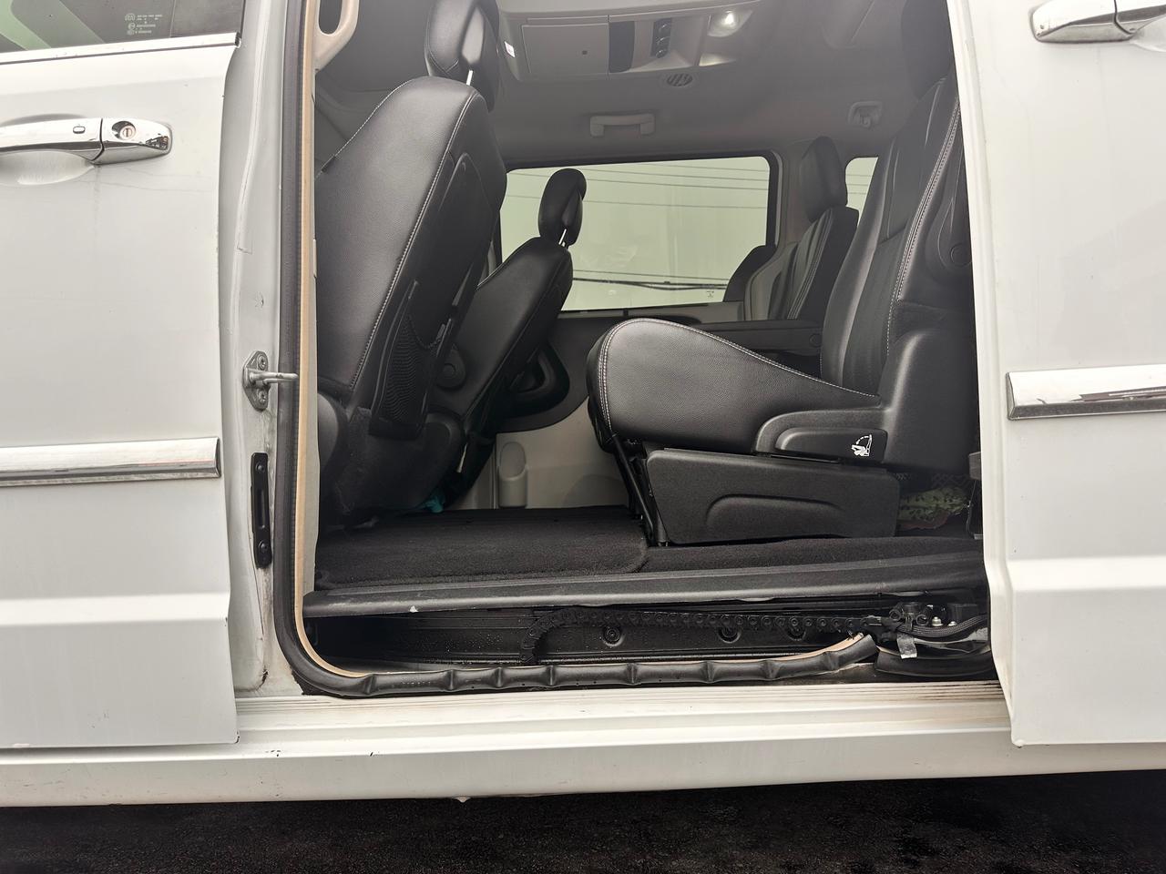 2014 Chrysler Town & Country PREMIUM CHRYSTLER VAN, DVD, WARRANTY AVAB! Photo