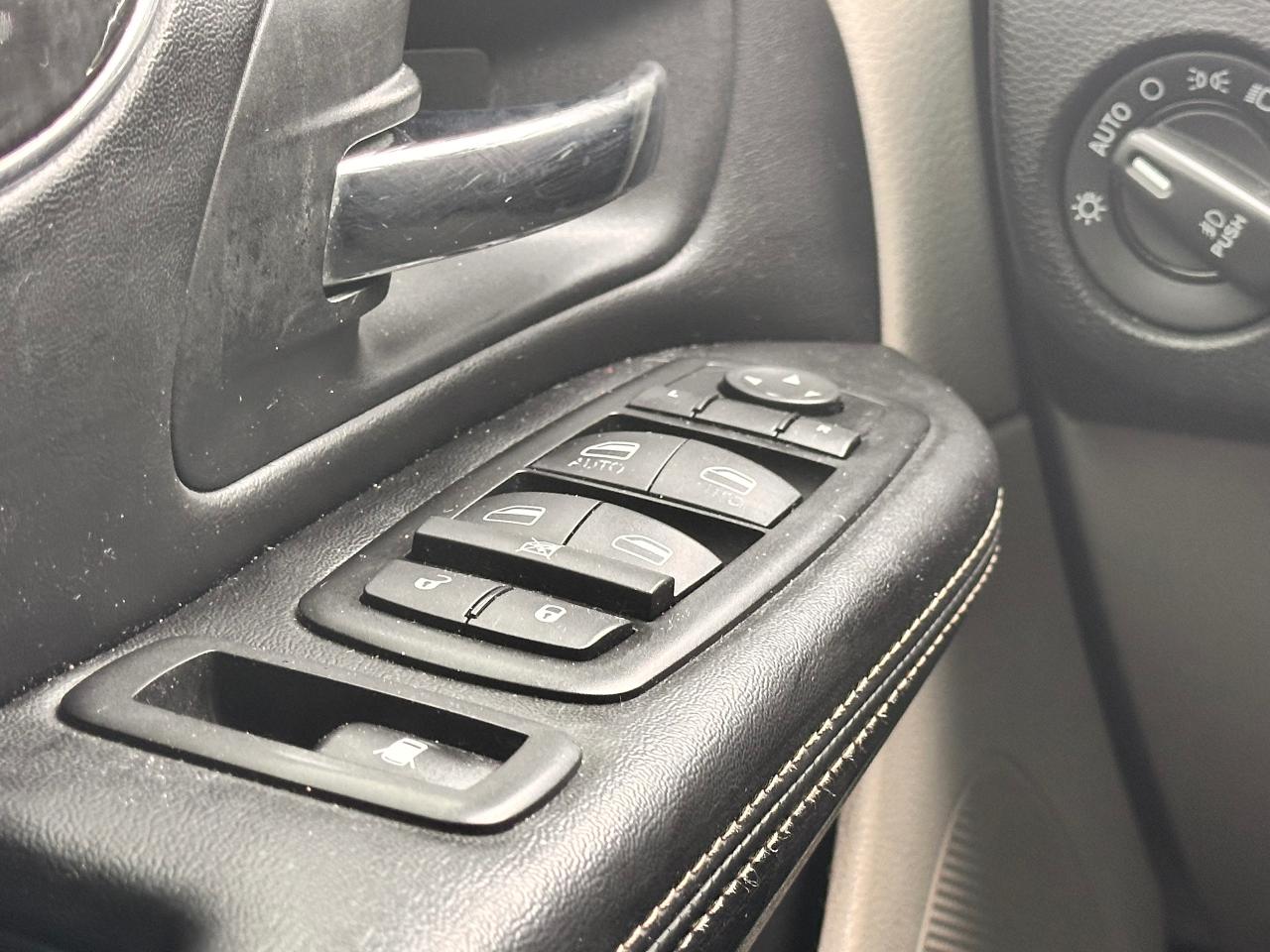 2014 Chrysler Town & Country PREMIUM CHRYSTLER VAN, DVD, WARRANTY AVAB! Photo