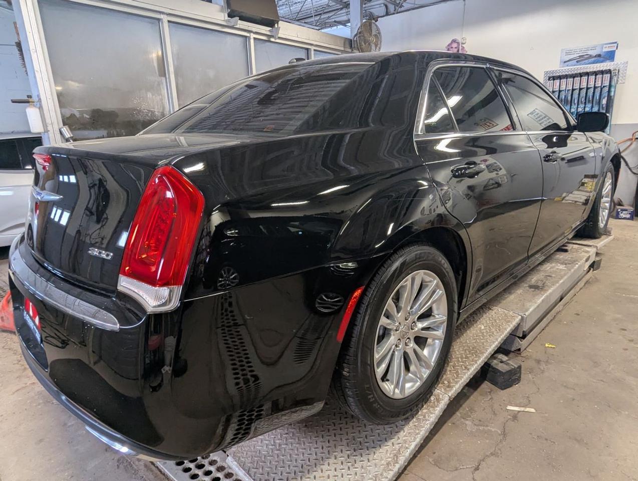 2017 Chrysler 300 Touring WITH LEATHER/SUNROOF!! Photo