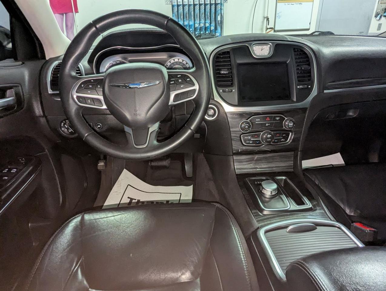 2017 Chrysler 300 Touring WITH LEATHER/SUNROOF!! Photo