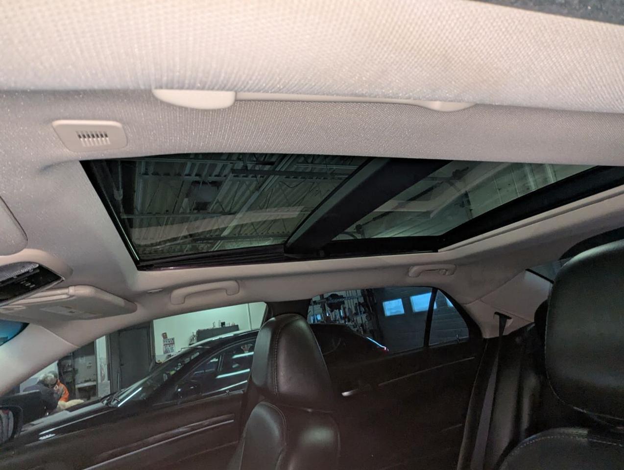 2017 Chrysler 300 Touring WITH LEATHER/SUNROOF!! Photo