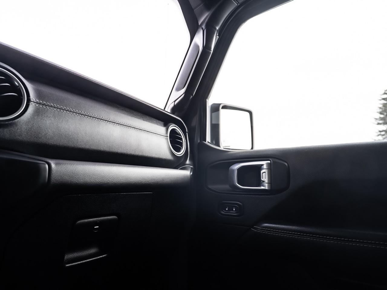 2021 Jeep Wrangler Unlimited Sahara 4X4 Hybrid Photo34