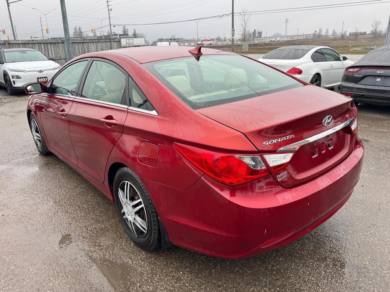 2011 Hyundai Sonata GL Photo2