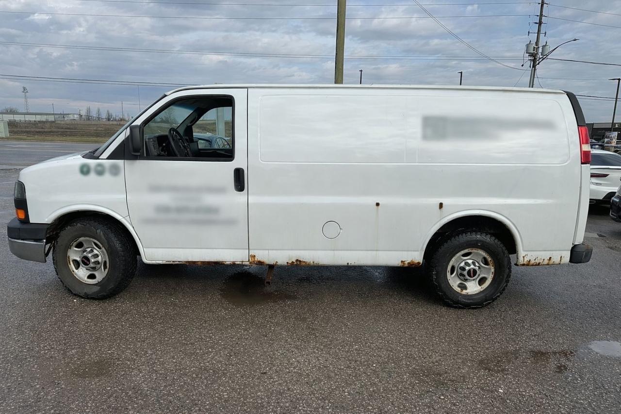 2010 GMC Savana Cargo Van RUNS, NOT DRIVEABLE, NO BRAKES, NO POWERSTEERING Photo