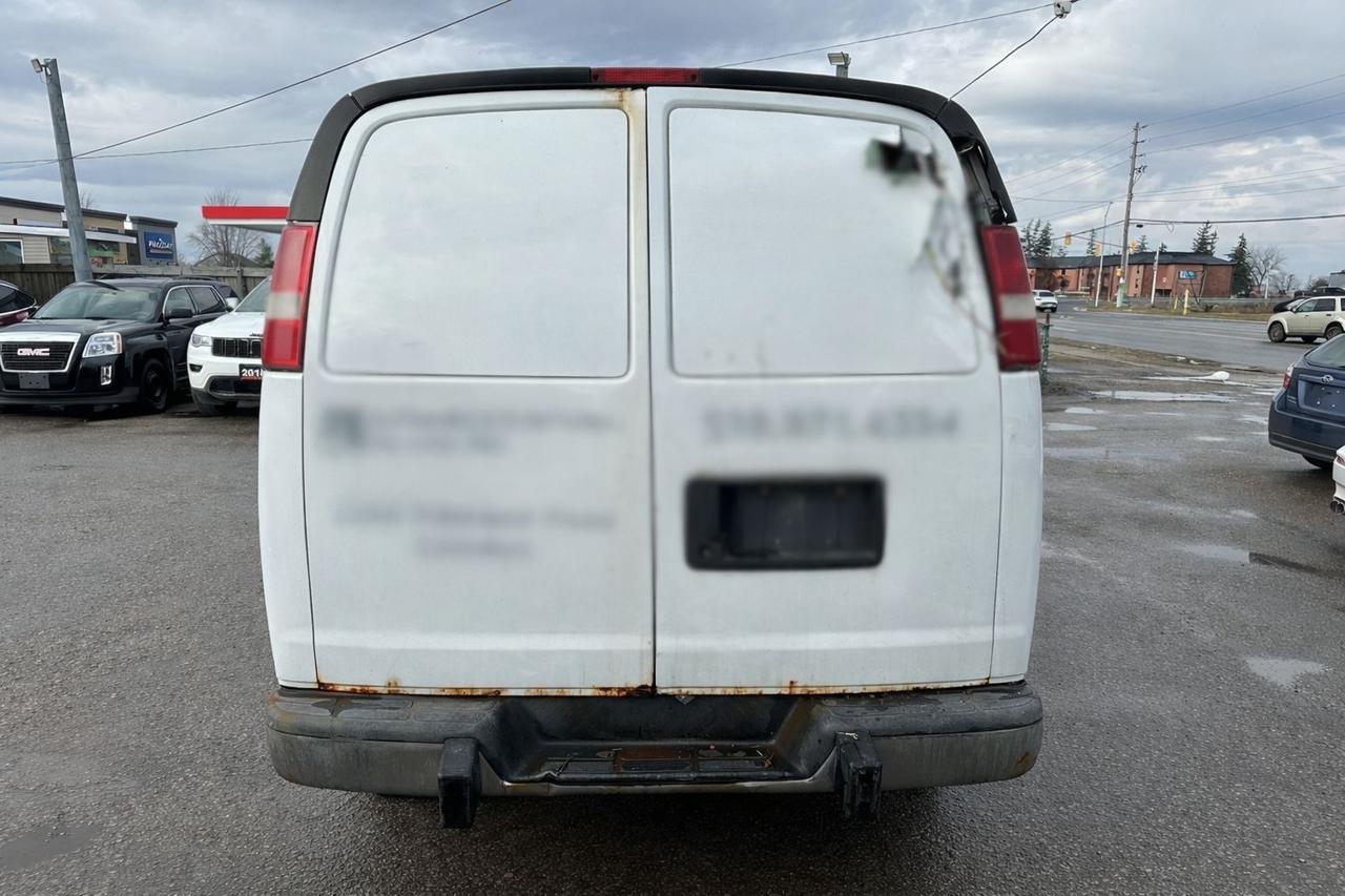 2010 GMC Savana Cargo Van RUNS, NOT DRIVEABLE, NO BRAKES, NO POWERSTEERING Photo