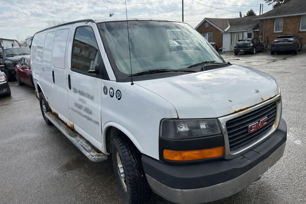 2010 GMC Savana Cargo Van RUNS, NOT DRIVEABLE, NO BRAKES, NO POWERSTEERING Photo
