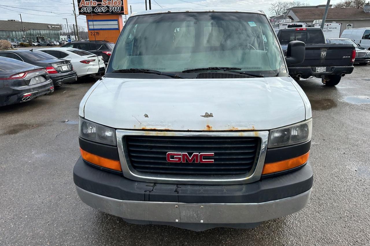 2010 GMC Savana Cargo Van RUNS, NOT DRIVEABLE, NO BRAKES, NO POWERSTEERING Photo