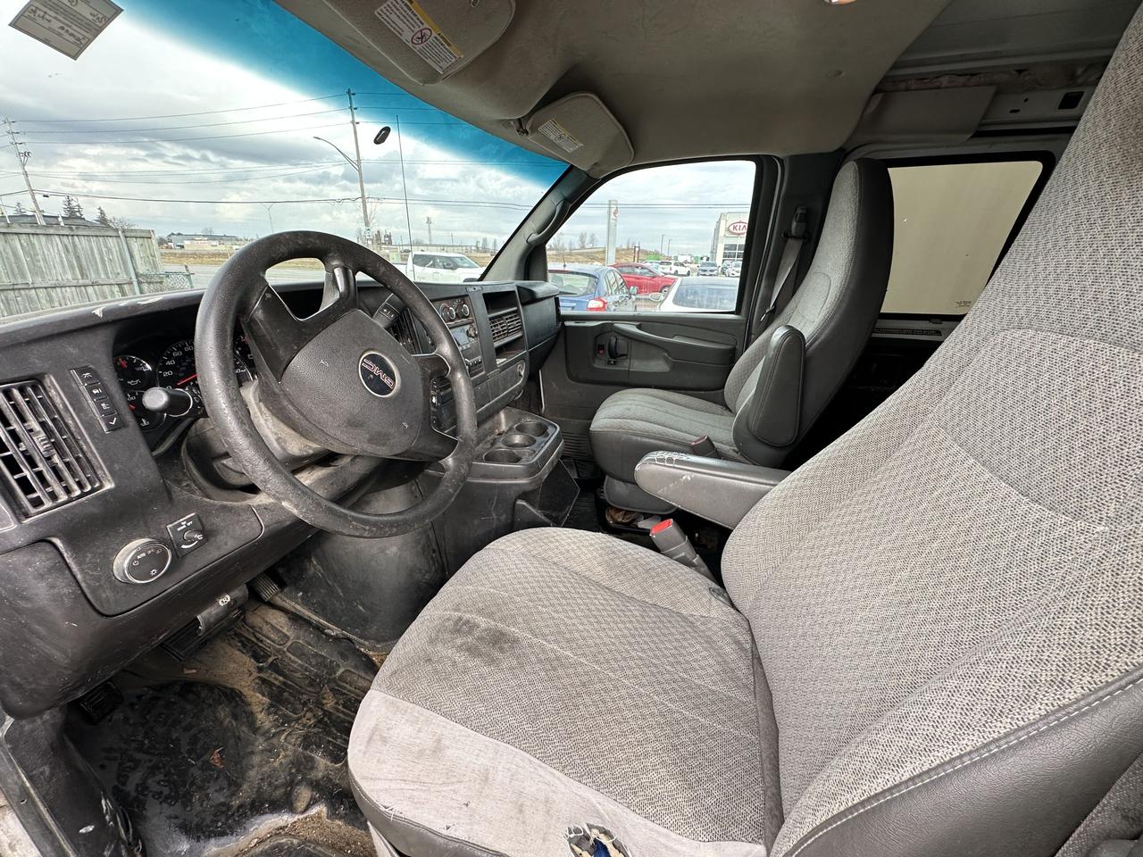 2010 GMC Savana Cargo Van RUNS, NOT DRIVEABLE, NO BRAKES, NO POWERSTEERING Photo