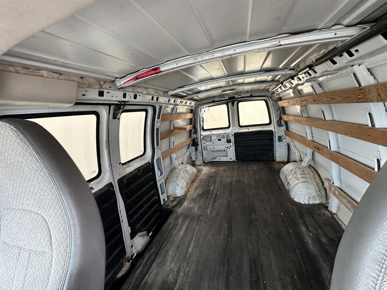 2010 GMC Savana Cargo Van RUNS, NOT DRIVEABLE, NO BRAKES, NO POWERSTEERING Photo