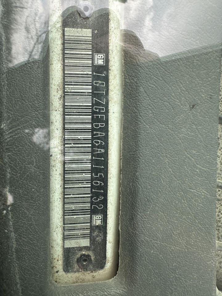 2010 GMC Savana Cargo Van RUNS, NOT DRIVEABLE, NO BRAKES, NO POWERSTEERING Photo