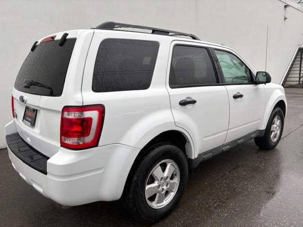 2012 Ford Escape XLT **ONLY 54,000KM-1 OWNER-2 SETS OF WHEELS-NEW TIRES** Photo4