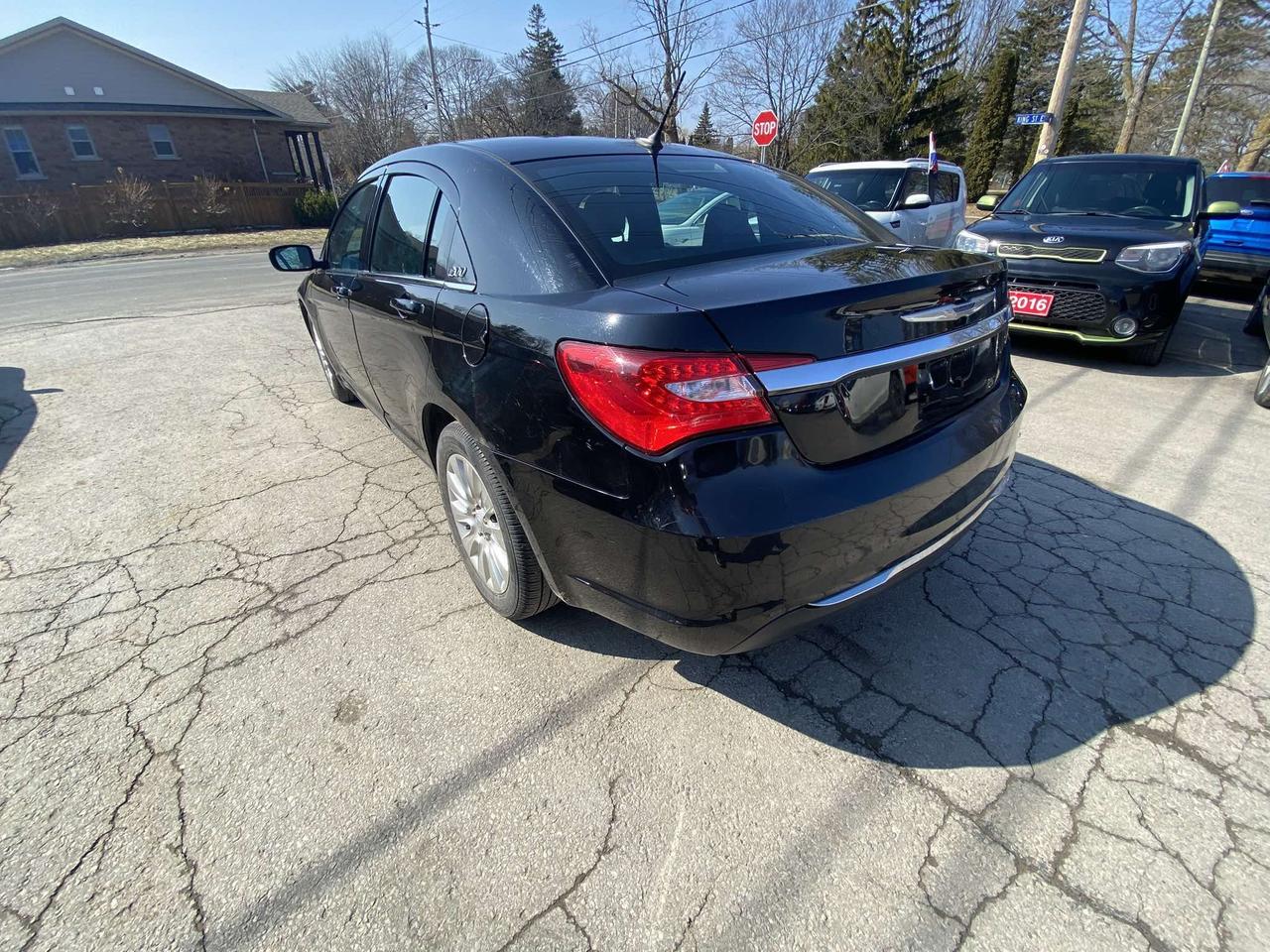 2014 Chrysler 200 4dr Sdn LX Photo4