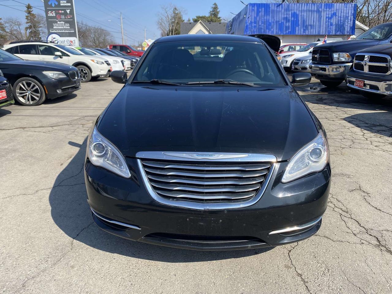 2014 Chrysler 200 4dr Sdn LX Photo1