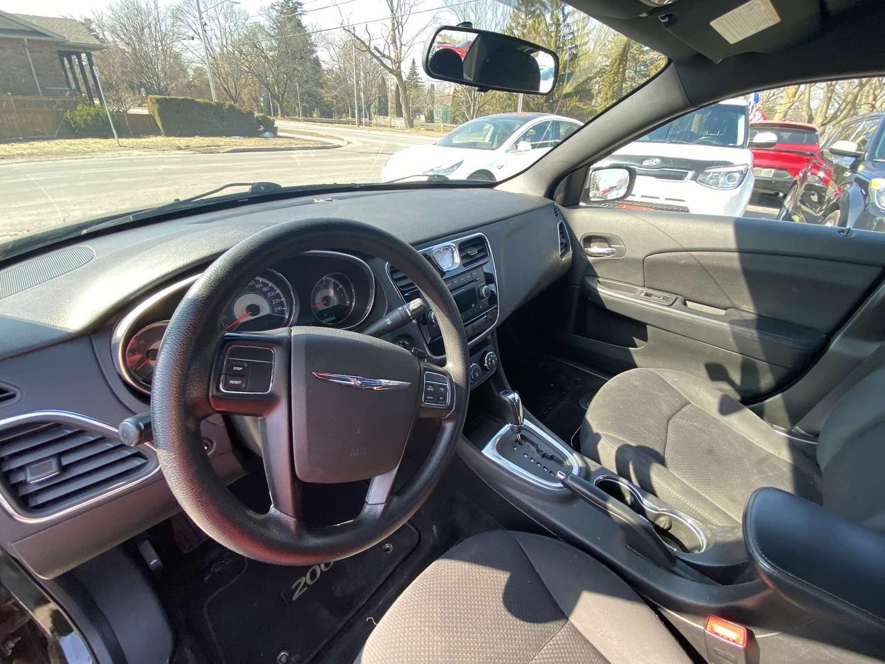 2014 Chrysler 200 4dr Sdn LX Photo