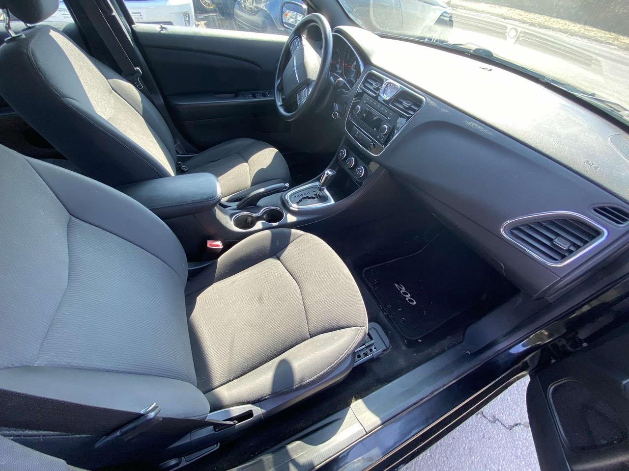 2014 Chrysler 200 4dr Sdn LX Photo