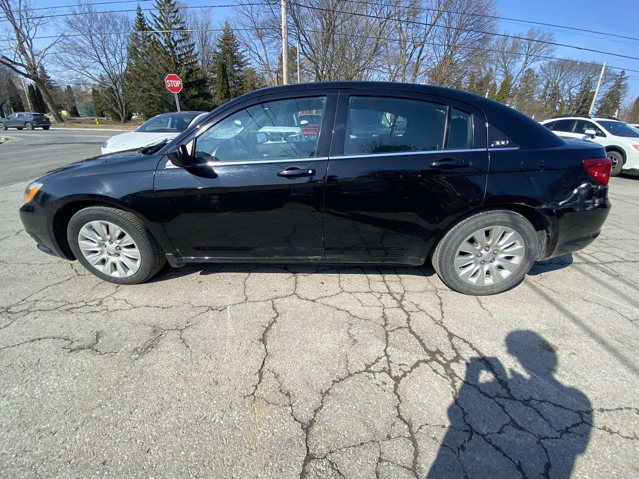 2014 Chrysler 200 4dr Sdn LX Photo