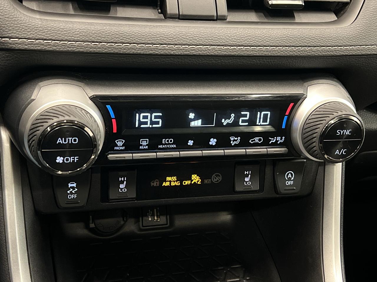 2024 Toyota RAV4 XLE AWD | SUNROOF | HTD SEATS | CARPLAY | ALLOYS Photo