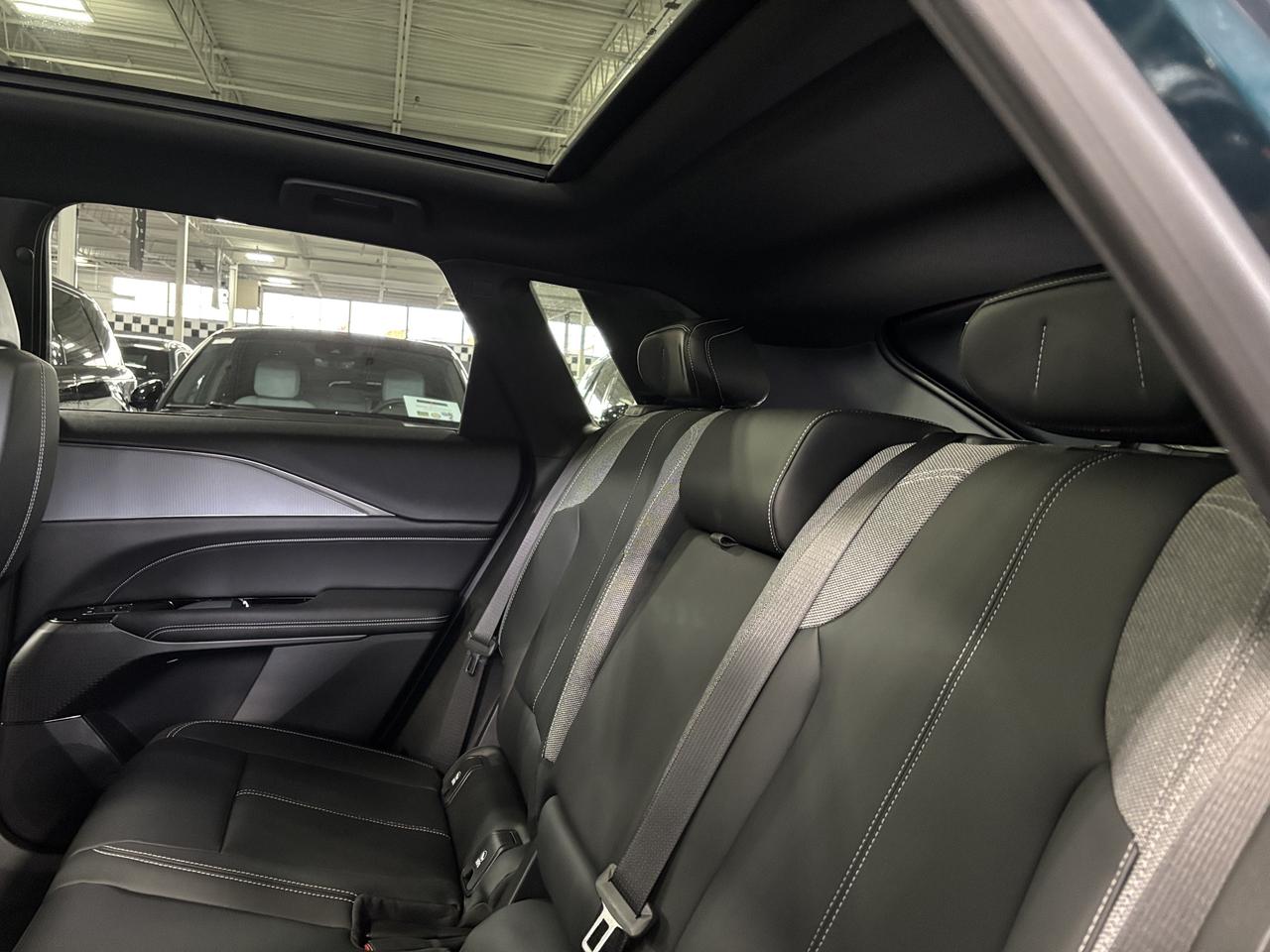 2024 Cadillac LYRIQ Tech|450E|1SA|RWD|CLUSTERNAV|EMERALDLAKE|PANOROOF| Photo