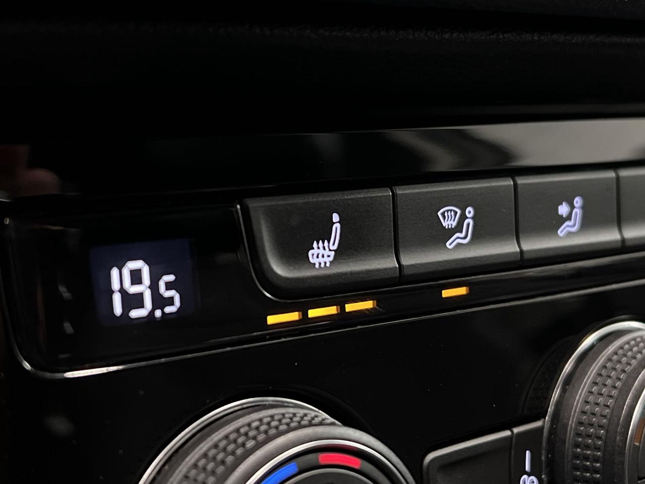 2022 Volkswagen Taos COMFORTLINE AWD | HTD LEATHER | CARPLAY | ALLOYS Photo