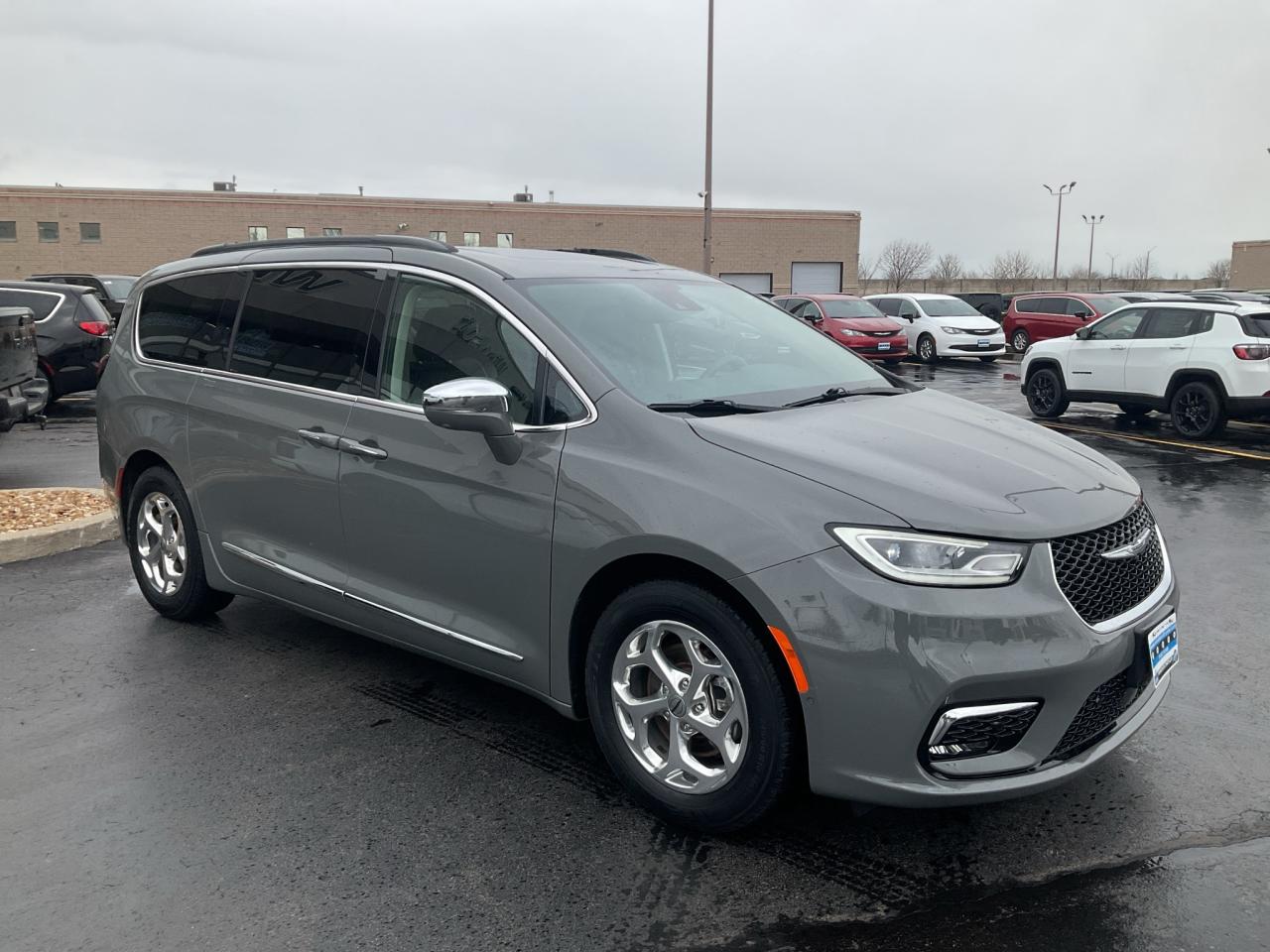 2022 Chrysler Pacifica  Photo2