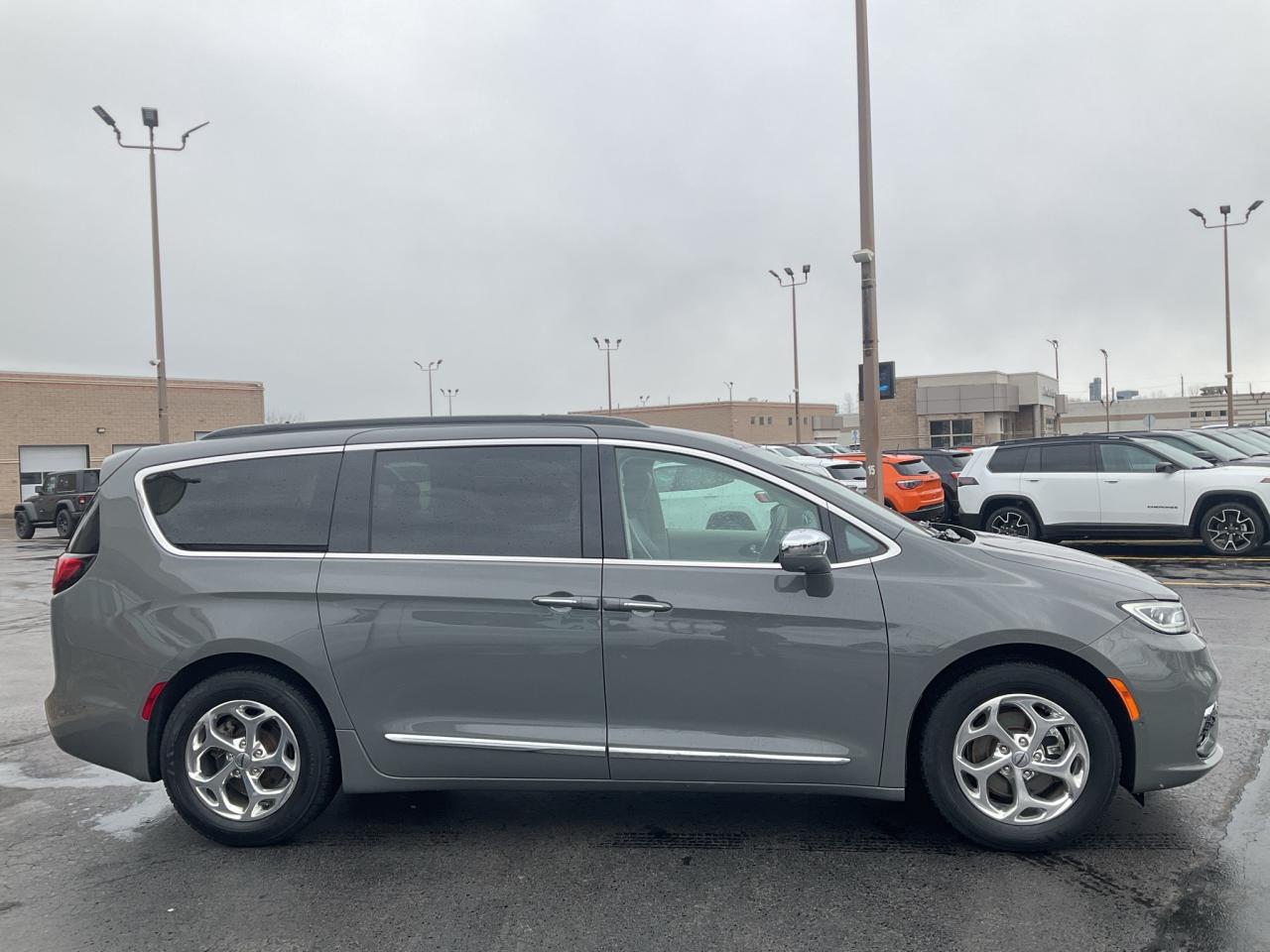 2022 Chrysler Pacifica  Photo3