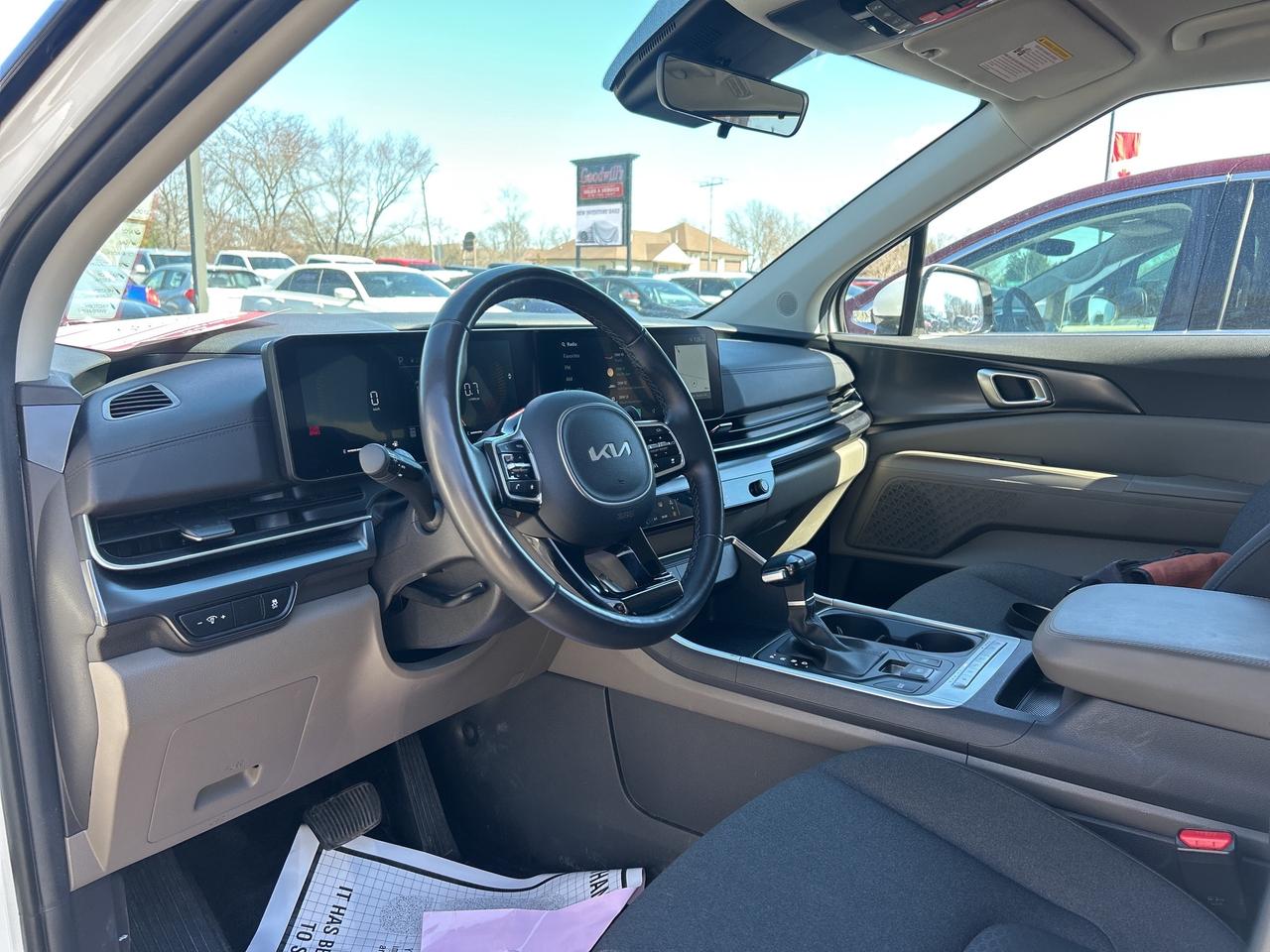 2025 Kia Carnival LX, REMOTE START, CLEAN CARFAX, 8 PASSENGER! - Photo #13