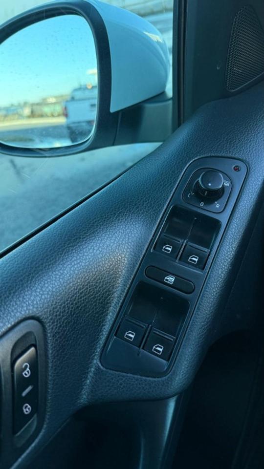 2014 Volkswagen Tiguan Auto, FWD, 2.0L 4cyl, Gas Photo