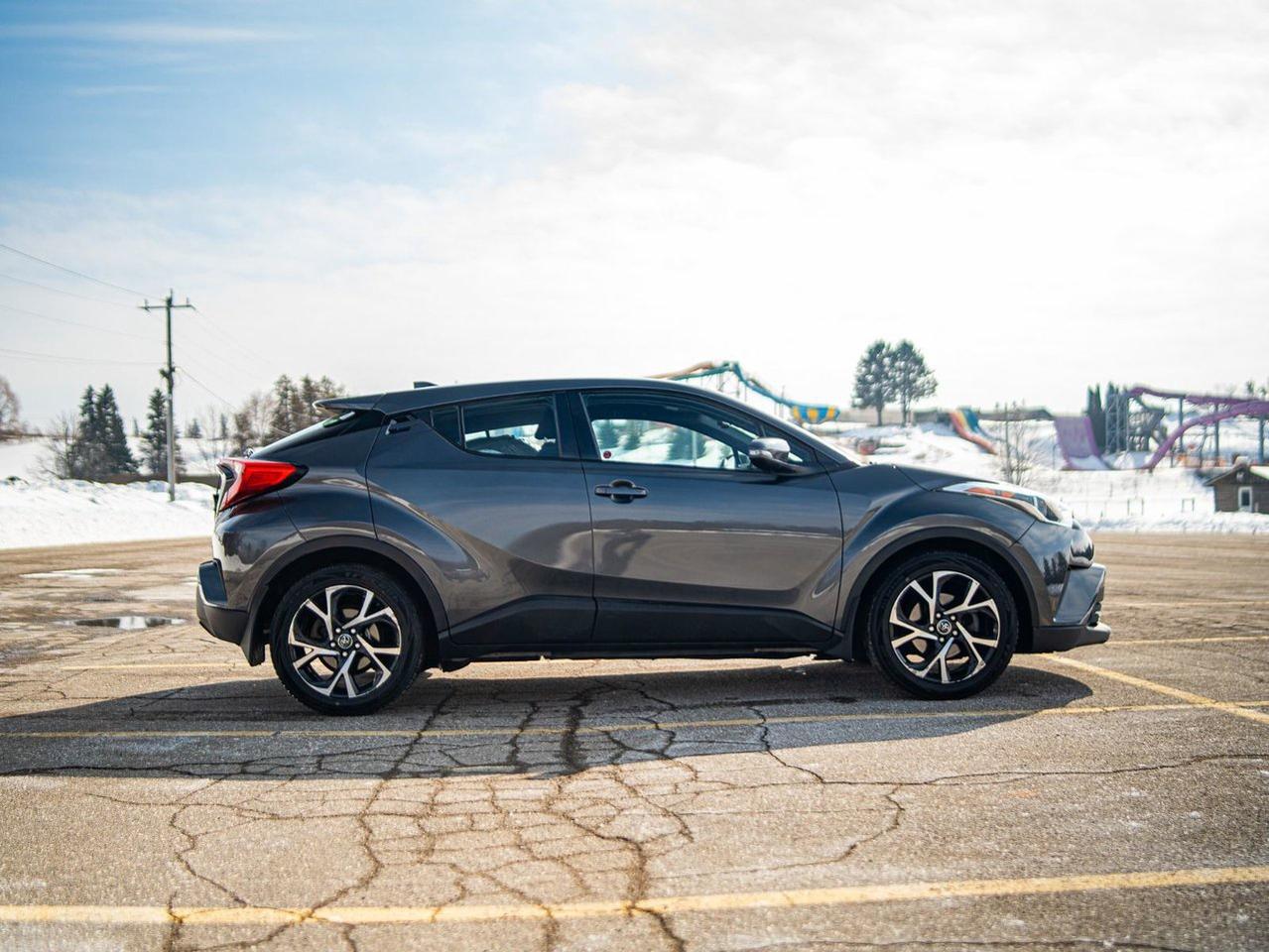 2018 Toyota C-HR XLE Premium Photo3