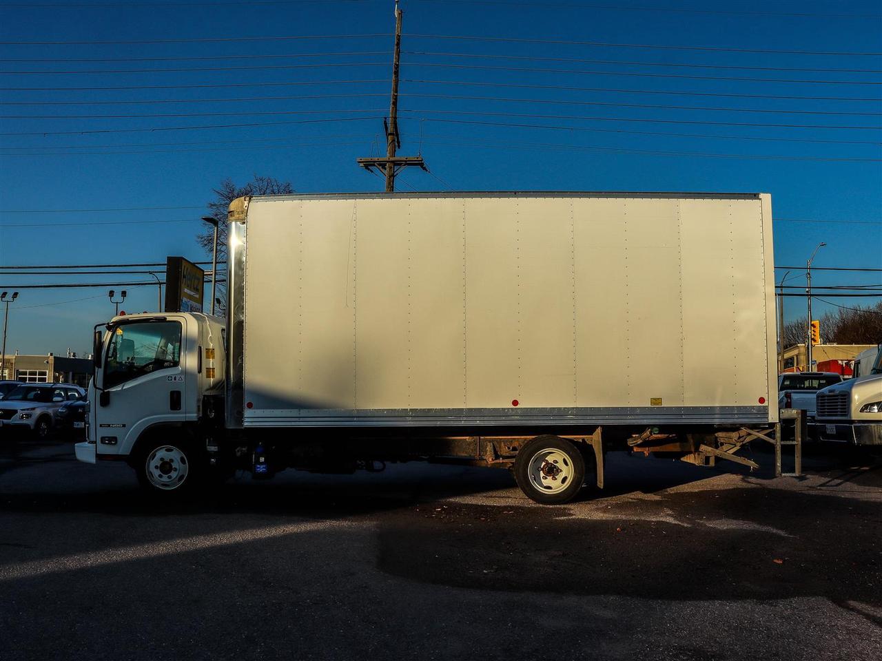 2023 Isuzu NRR 20' box Photo