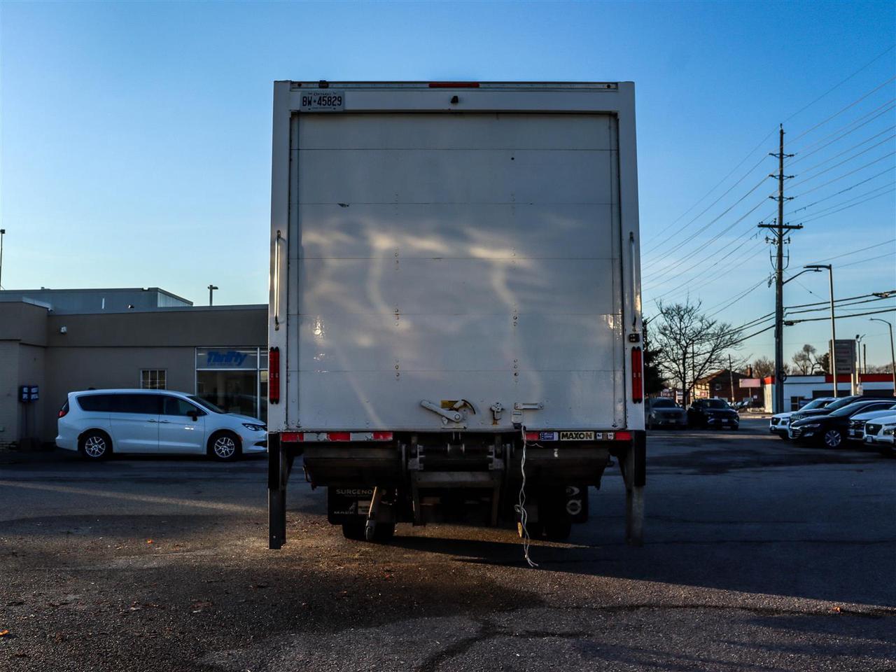 2023 Isuzu NRR 20' box Photo