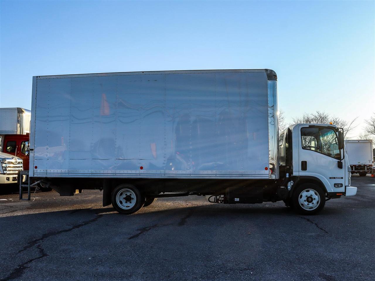2023 Isuzu NRR 20' box Photo