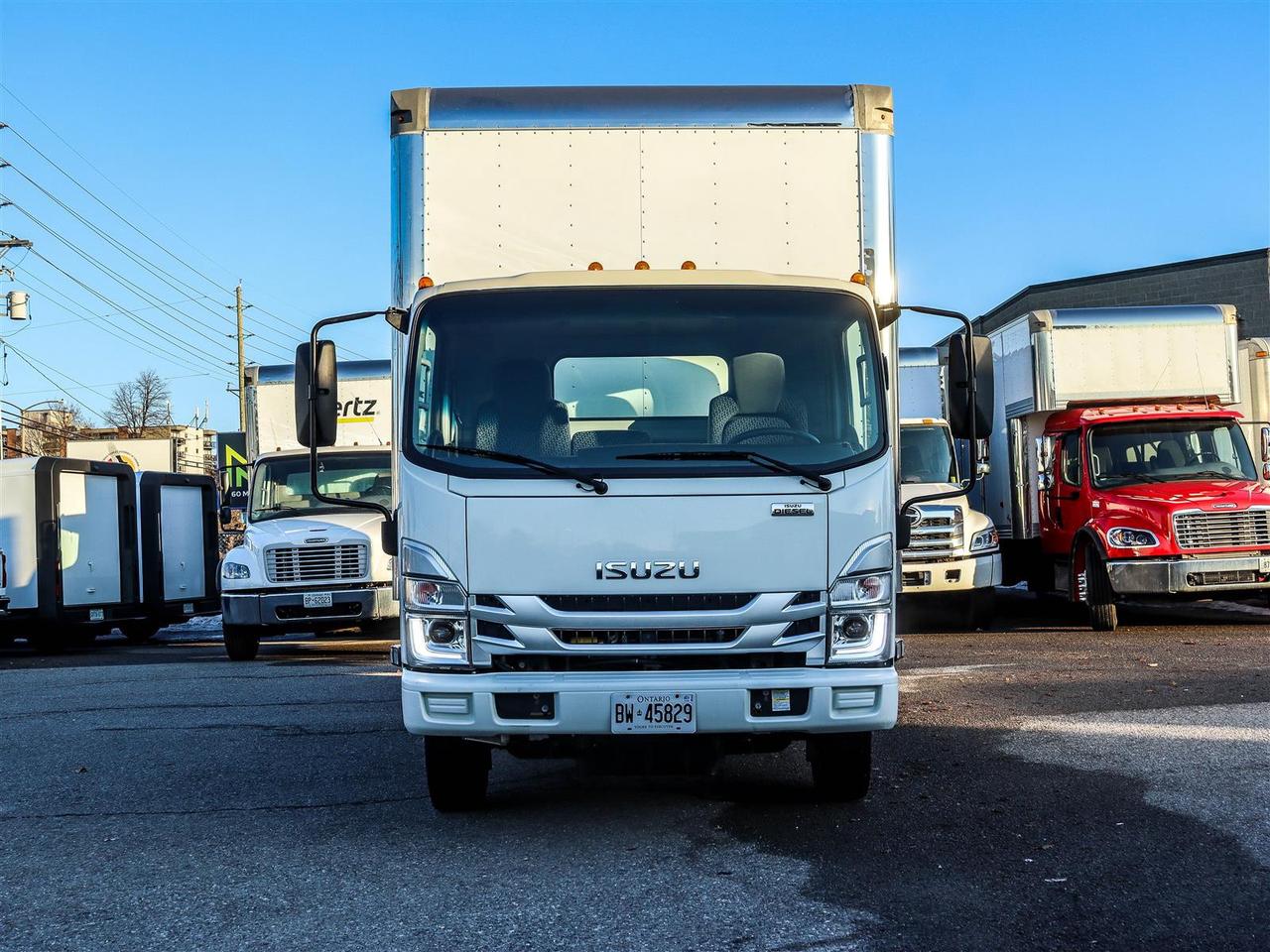 2023 Isuzu NRR 20' box Photo
