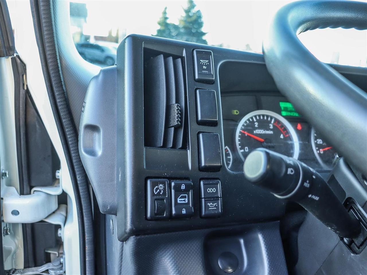 2023 Isuzu NRR 20' box Photo
