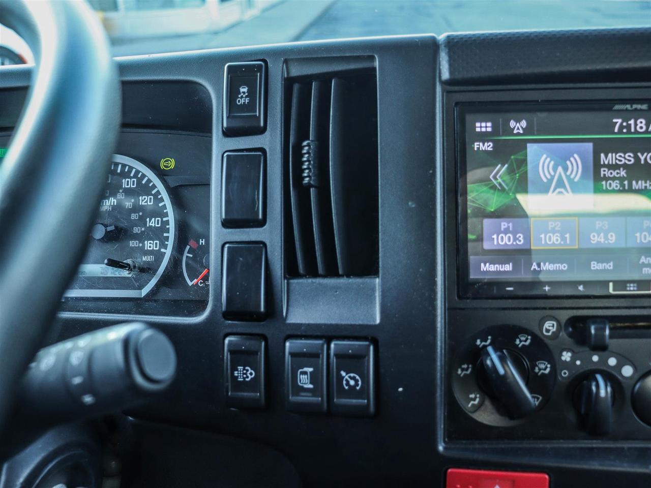 2023 Isuzu NRR 20' box Photo