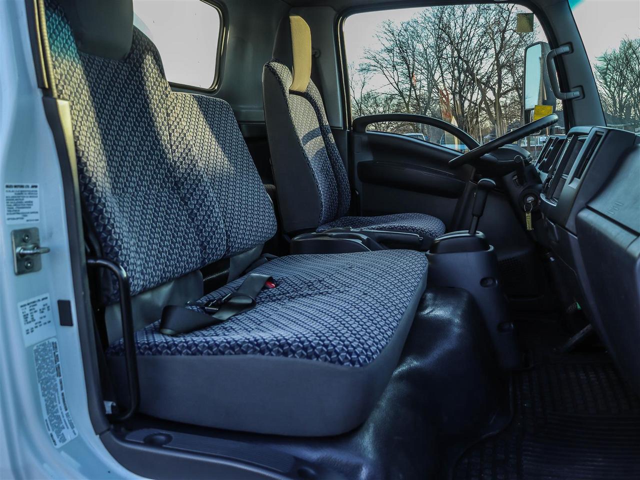 2023 Isuzu NRR 20' box Photo