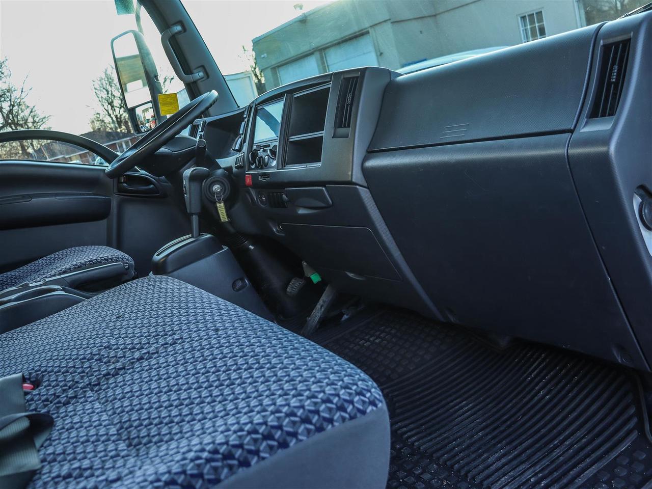 2023 Isuzu NRR 20' box Photo